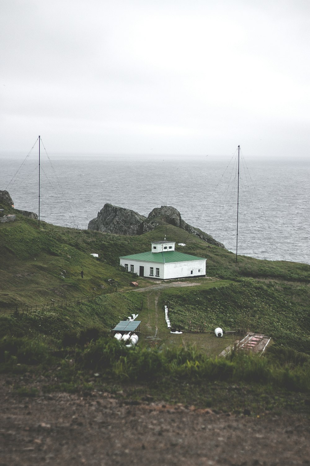 Casa de hormigón en la montaña cerca del mar