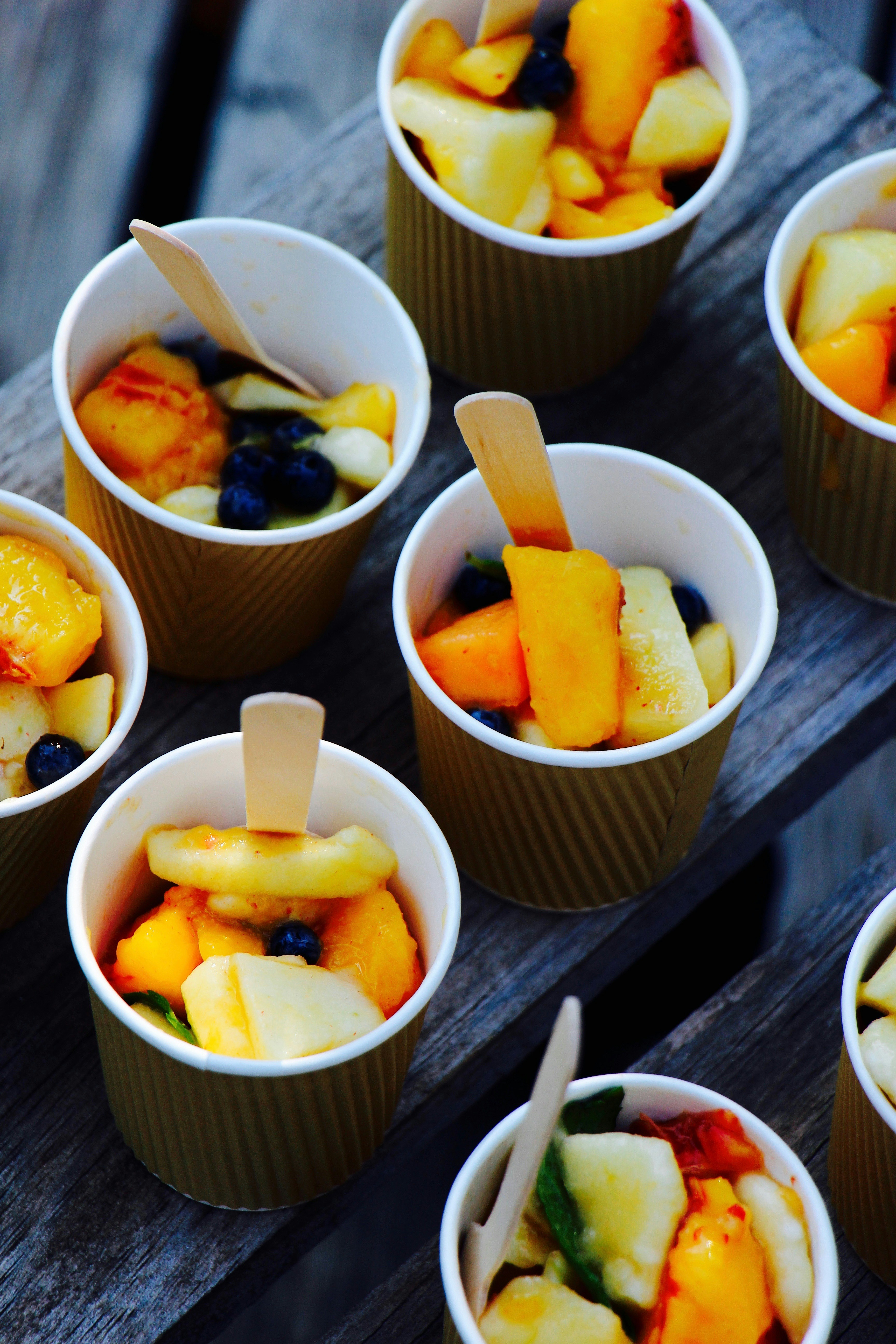 Plastikbecher auf Holzoberfläche