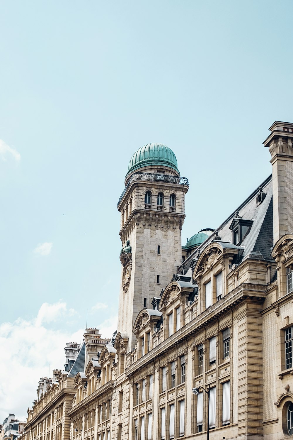 ein großes Gebäude mit einem Uhrturm darauf