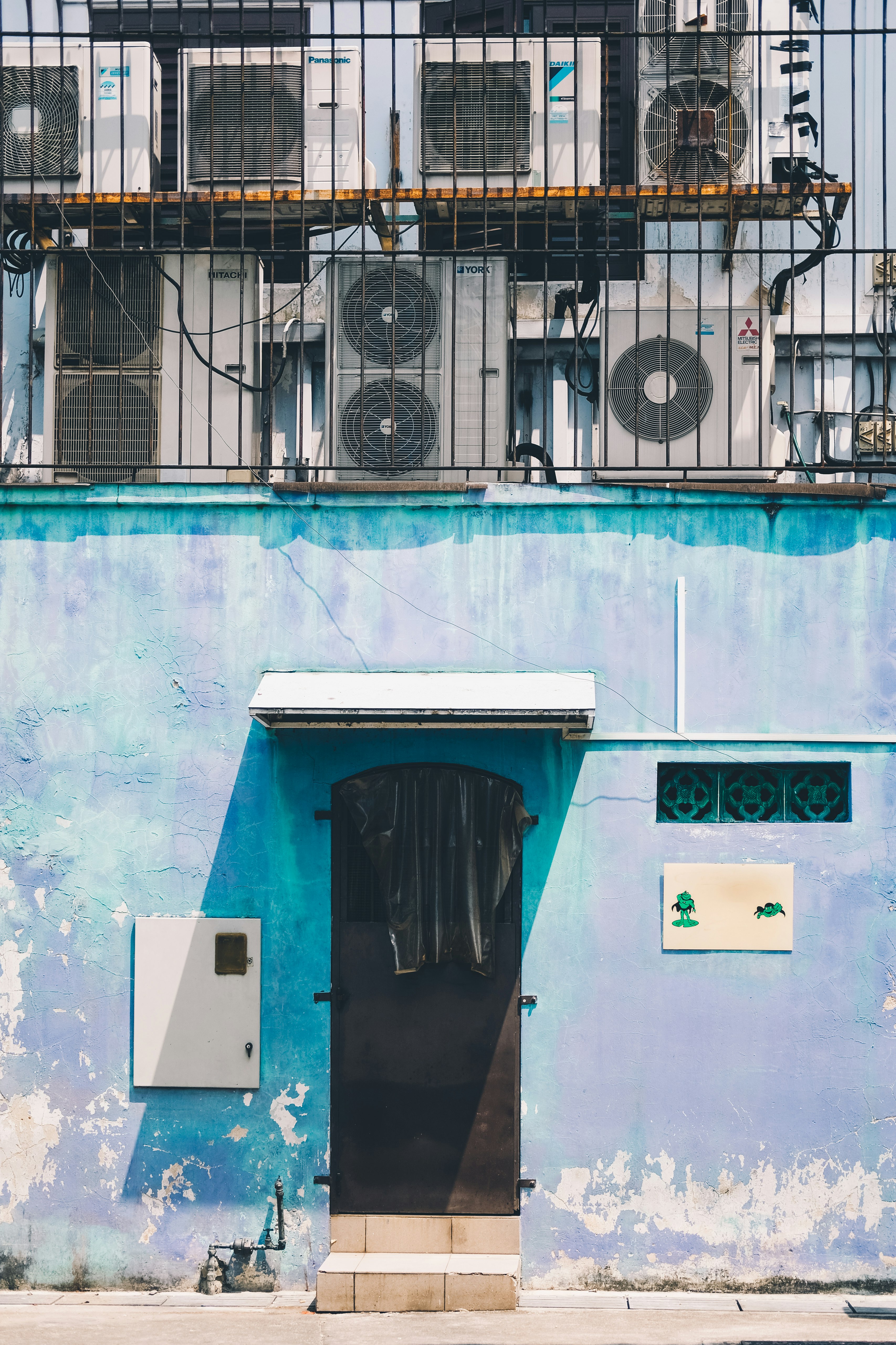 Another photo from the photowalk I did alone - I was supposed to head back home when I chanced upon this alleyway with really pretty blue walls and textures. Decided to make a short detour to take a picture of it because I really love how the blue is like here.