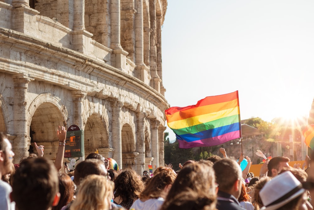 gruppo di persone che celebrano il giorno del Pride