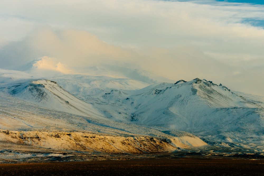 montagnes enneigées par temps nuageux