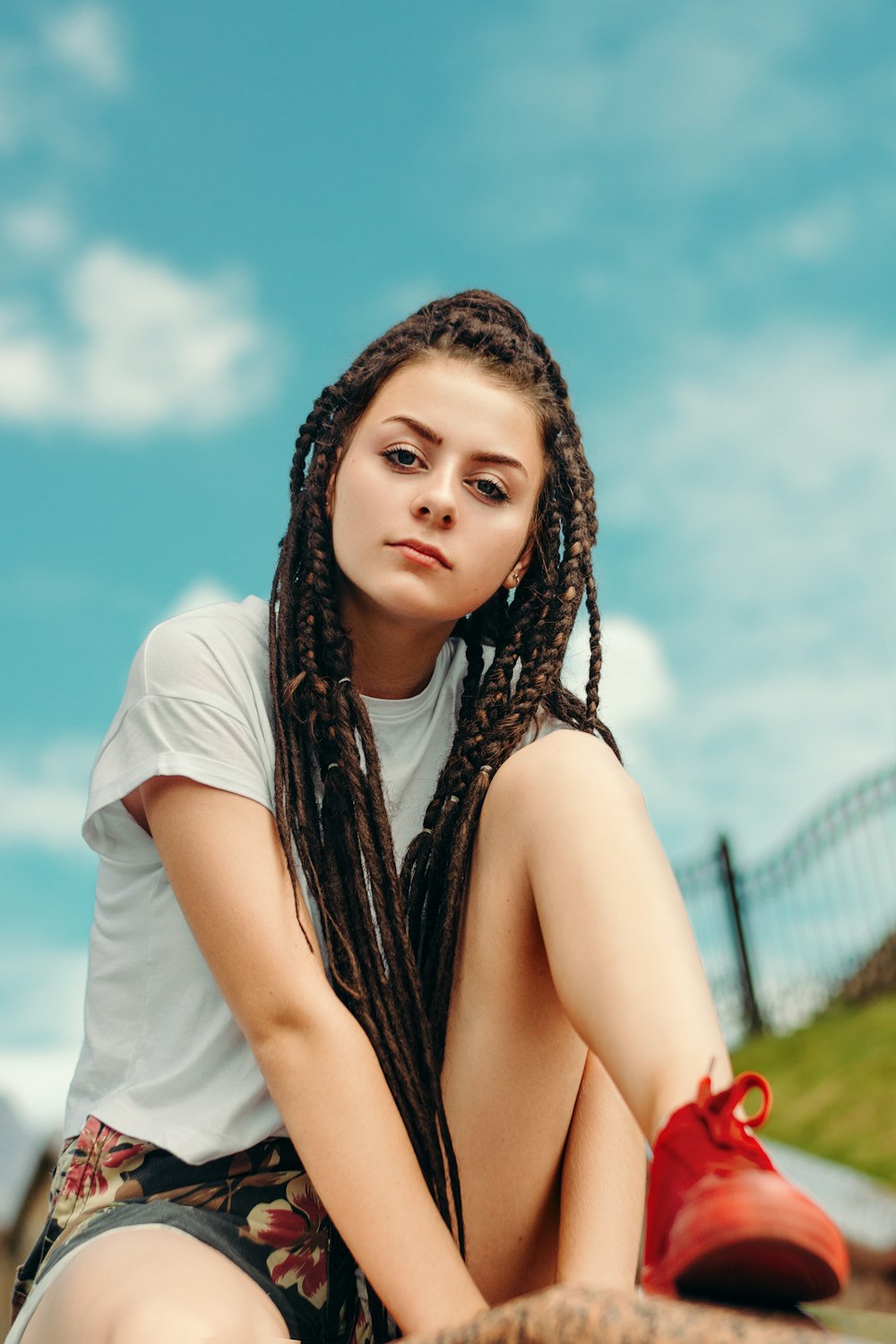 Photographie sélective de la femme aux cheveux tressés