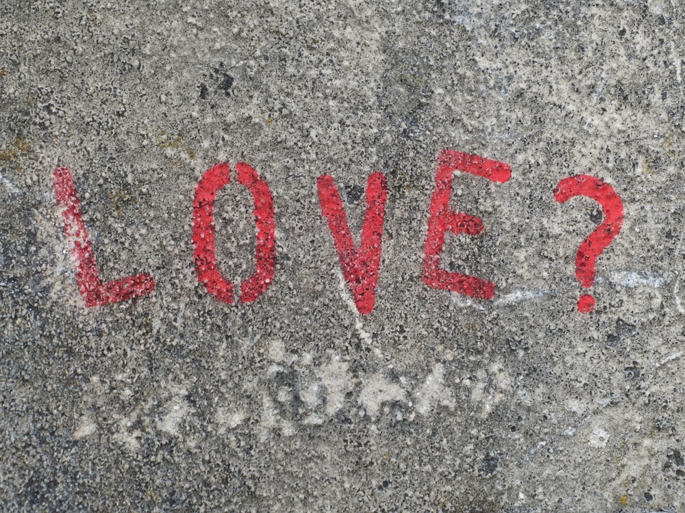 Texto de amor que se muestra en una superficie de concreto gris