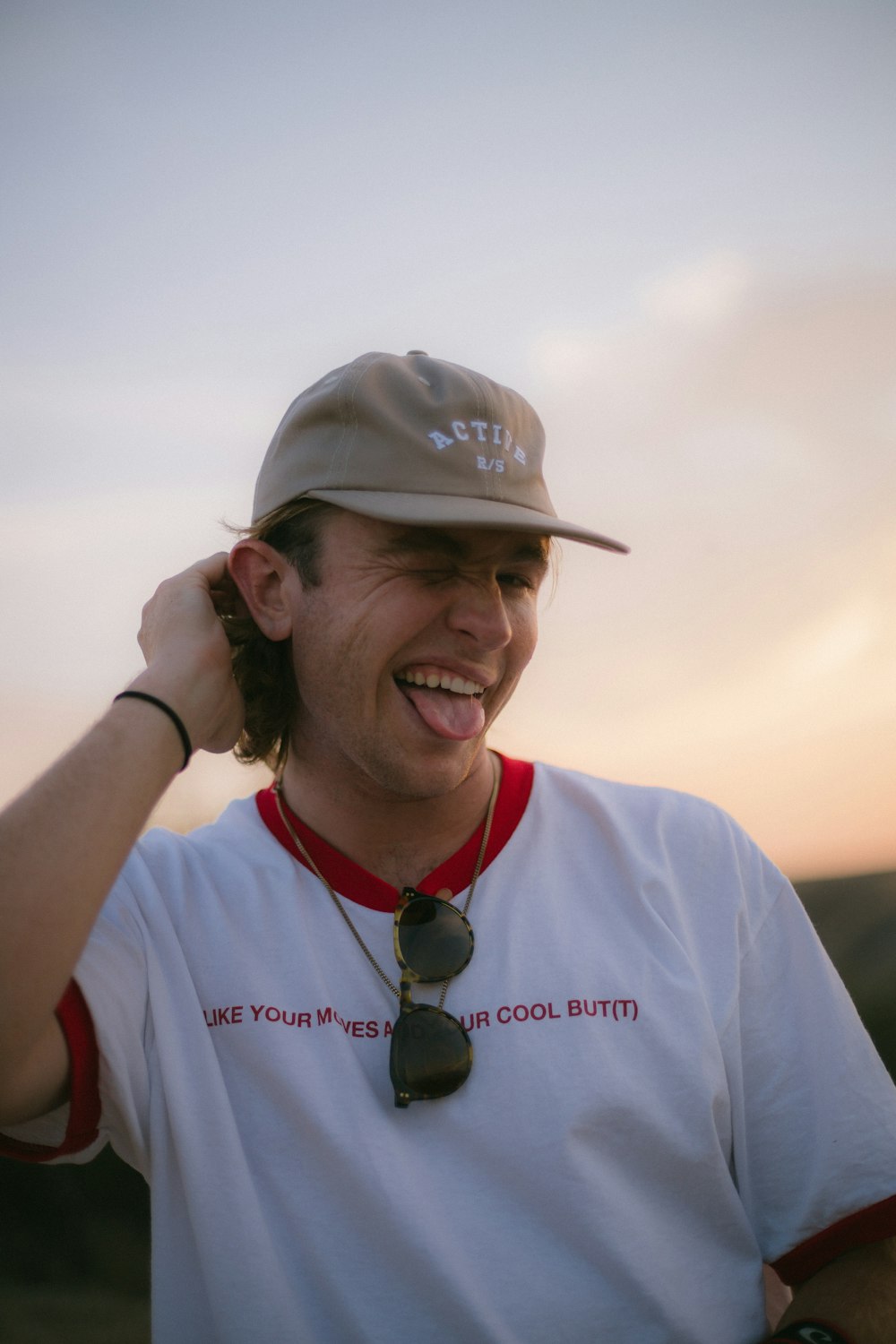 personne prenant une photo de polo gris et rouge pour hommes