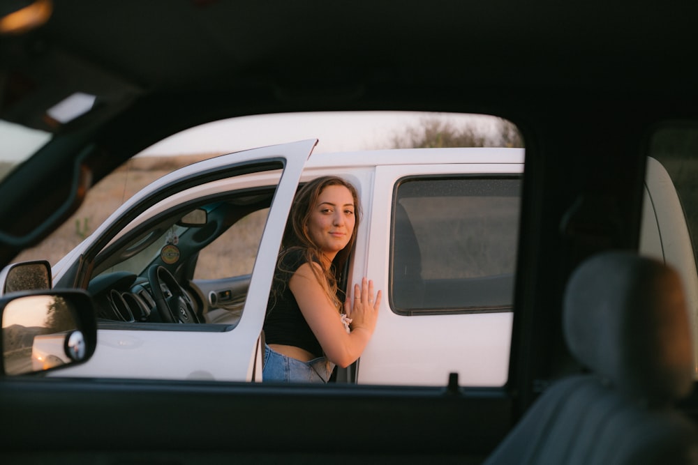 mulher saindo do carro