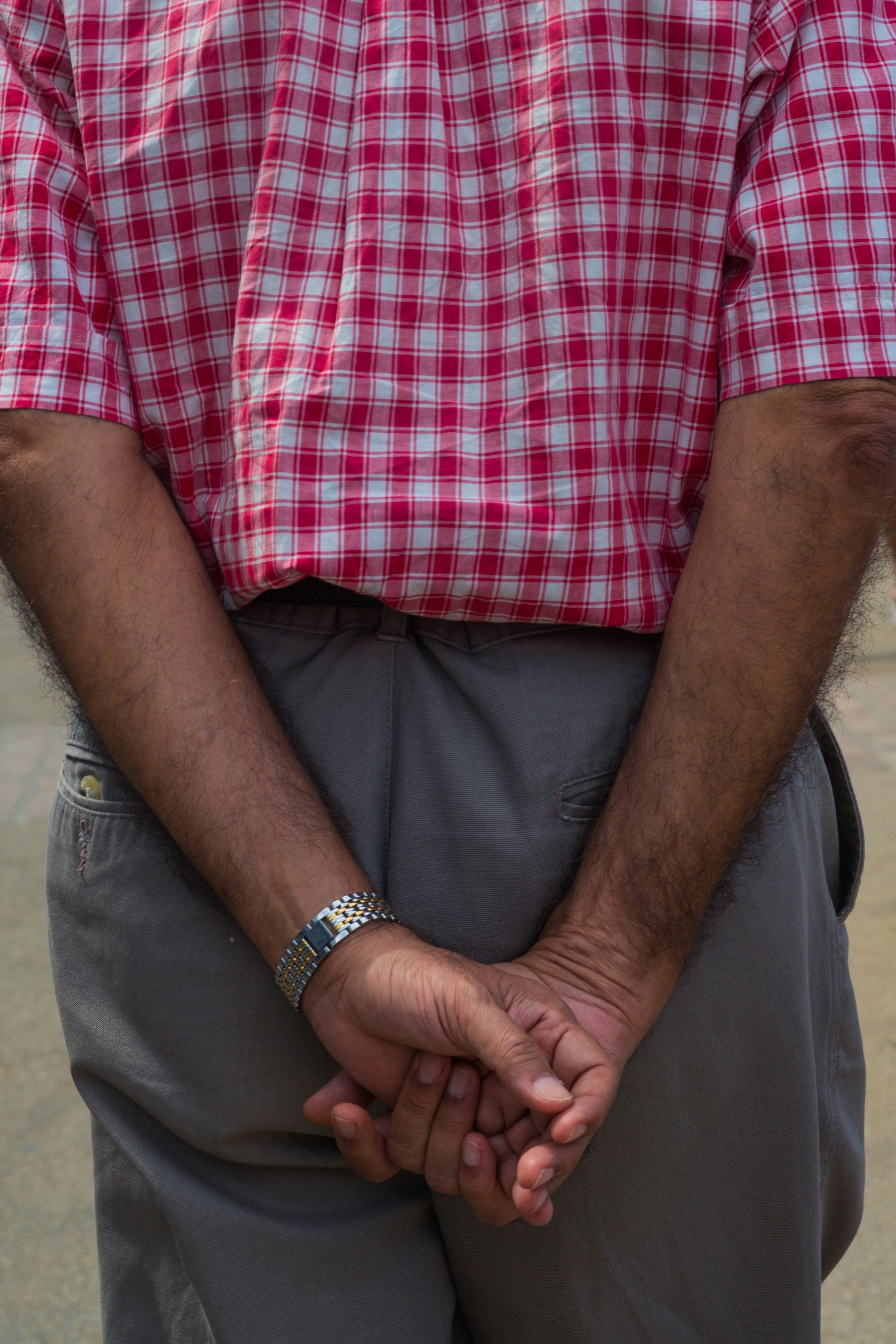 personne se tenant les mains à l’arrière