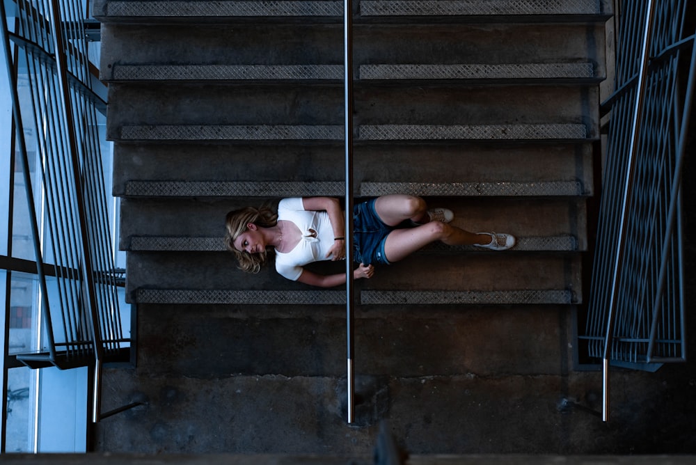 Frau auf Treppe liegend