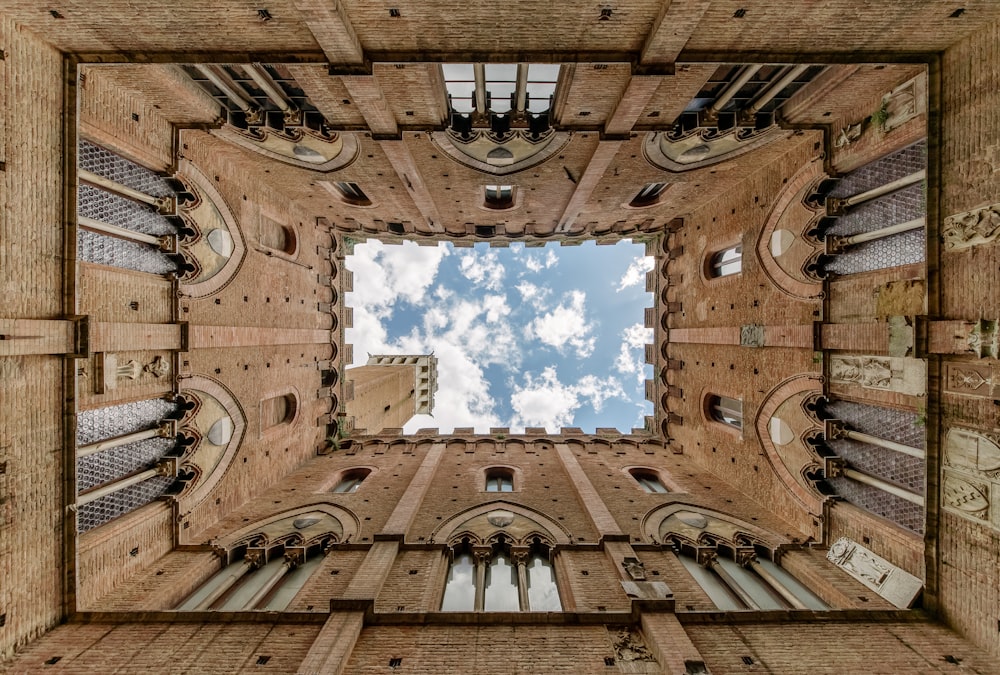 Photographie en contre-plongée de l’intérieur d’un bâtiment gothique brun