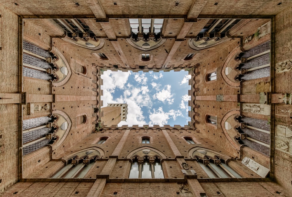 fotografia de baixo ângulo do interior do edifício gótico marrom