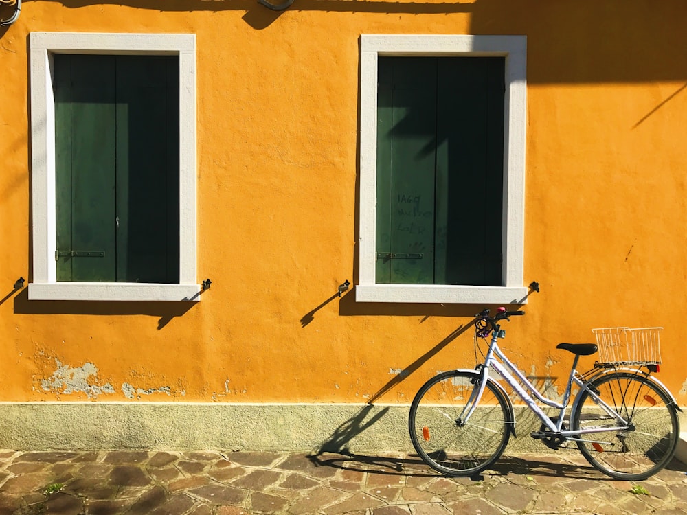 Estacionamento de bicicletas na vertical perto do Edifício Amarelo