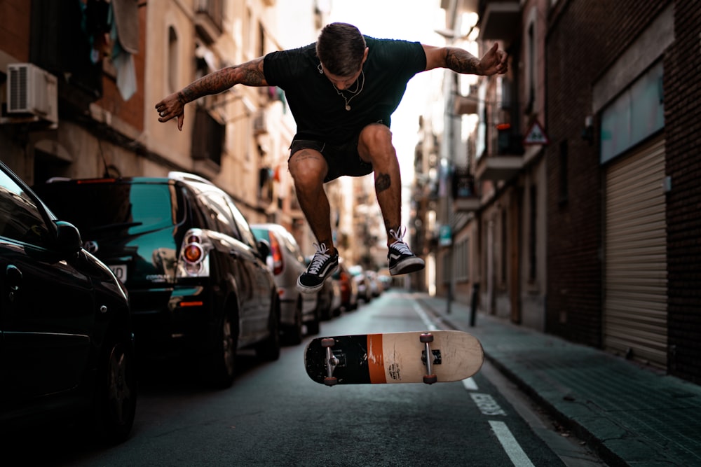 Fotografia timelapse dell'uomo che cavalca lo skateboard