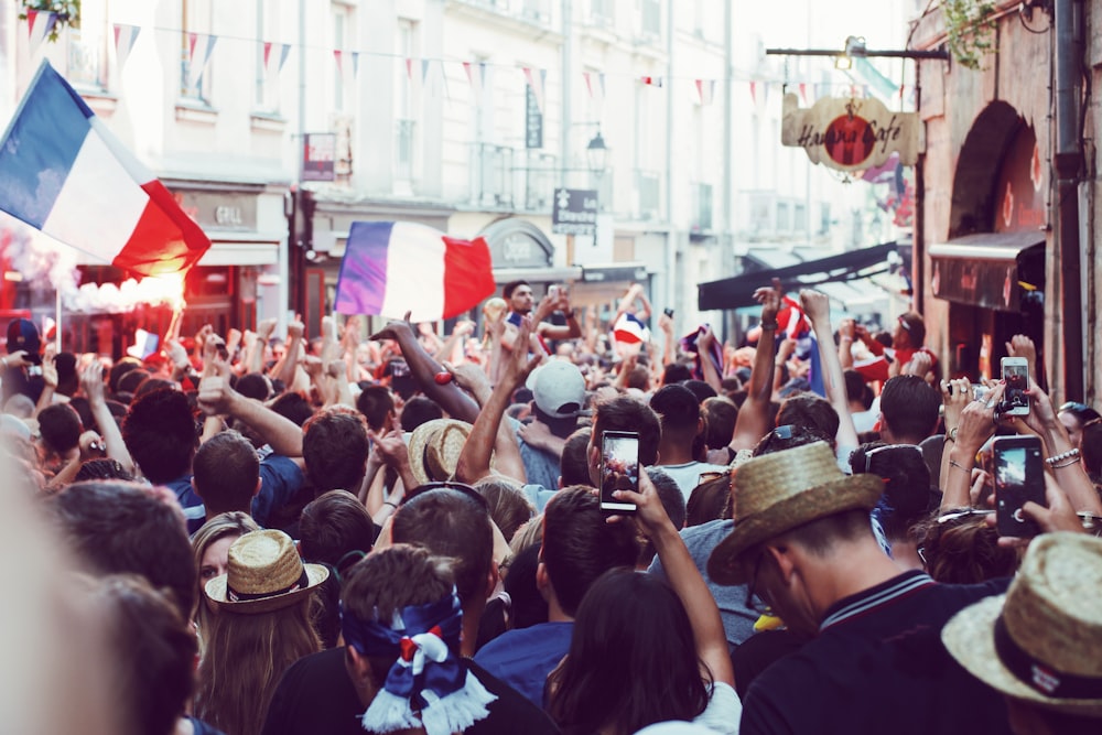 groupe de personnes debout entre les maisons