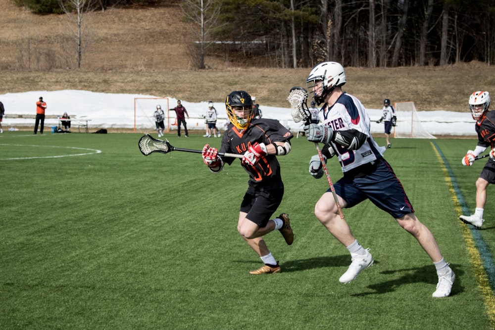 Jugadores de lacrosse en campo deportivo