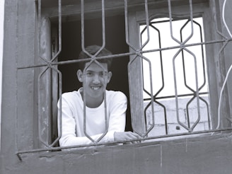 Carmiña Masi smiling brightly during a live broadcast inside the Gran Hermano house.