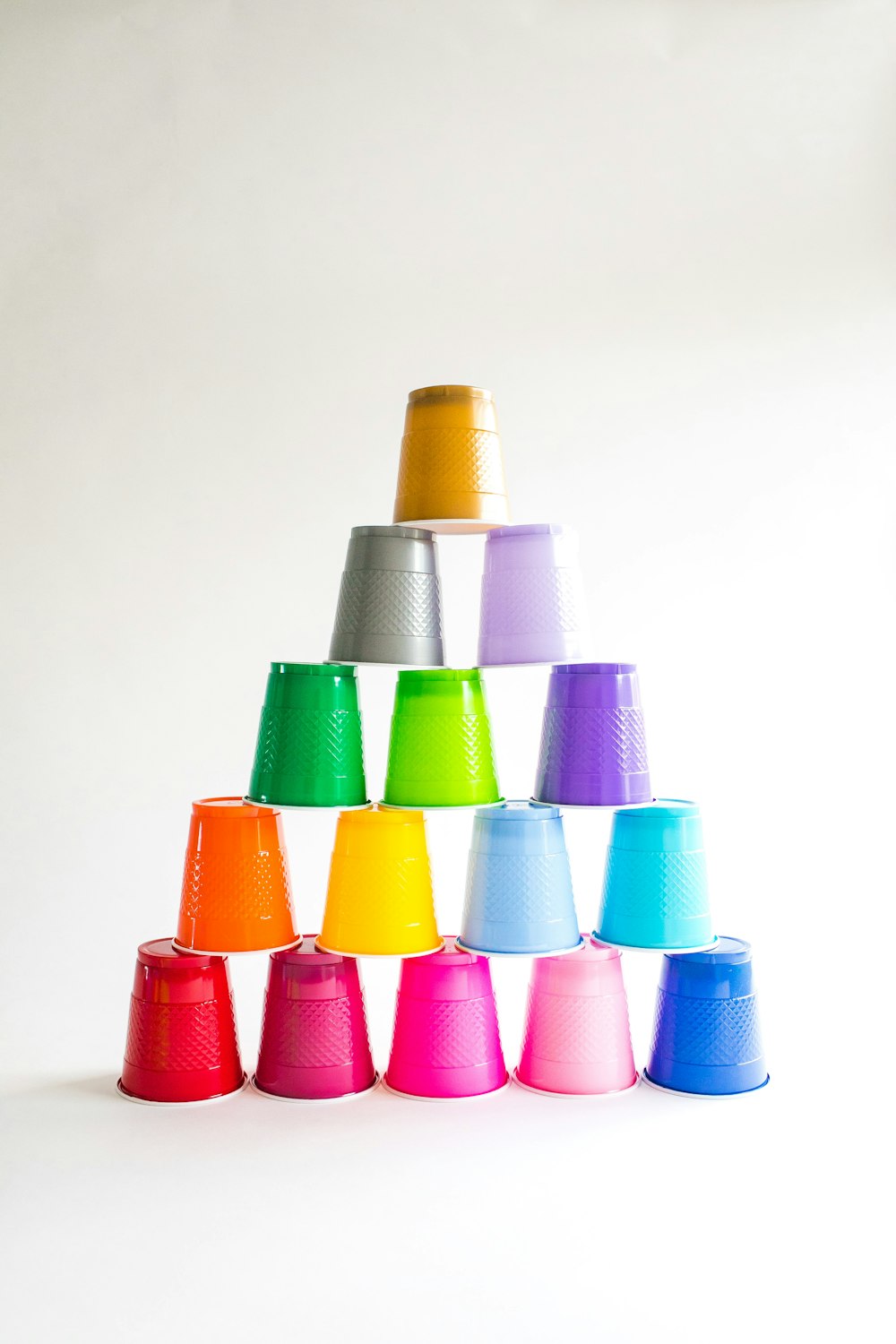 형형색색의 컵들이 서로 겹쳐져 놓여 있다