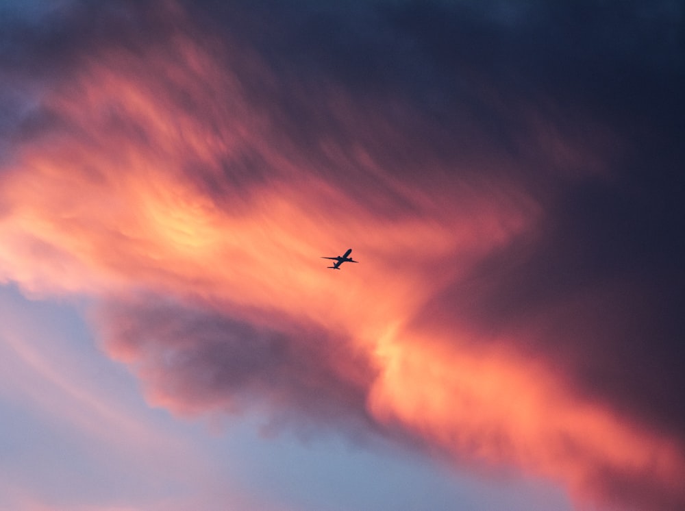 Tiefwinkelfotografie eines fliegenden Passagierflugzeugs