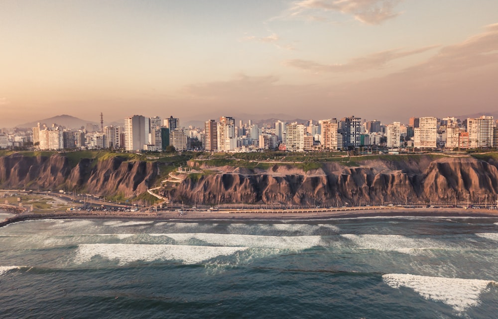 estrada perto do corpo de água e edifícios durante o dia