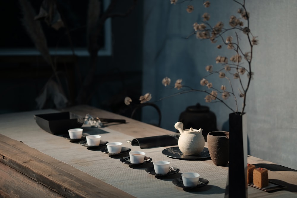 Fleurs blanches sur vase en céramique noire