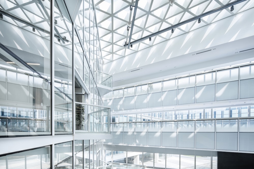 Interior de un edificio de vidrio transparente durante el día