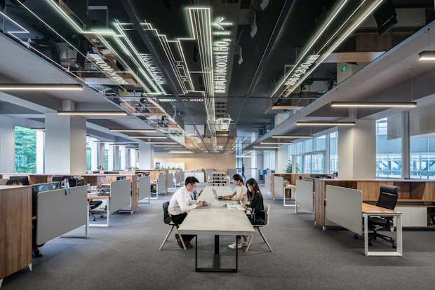 Open space de bureaux en activité