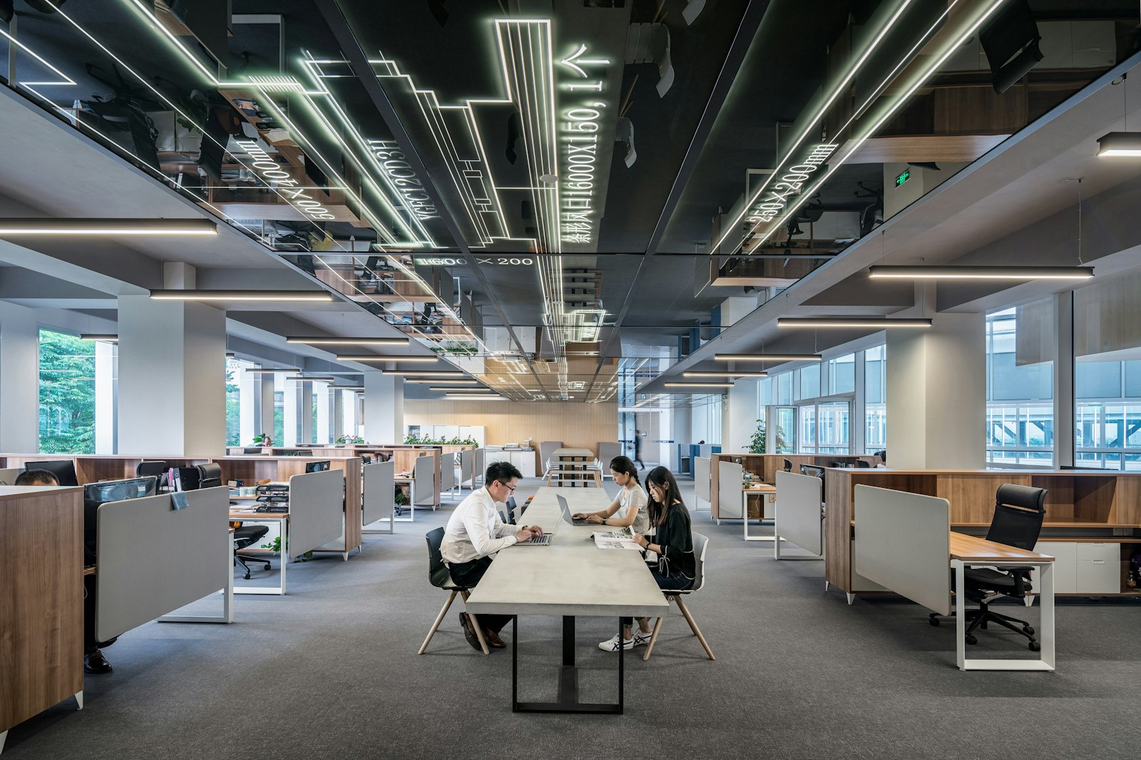 Plateau d'entreprise équipé de postes de travail alignés
