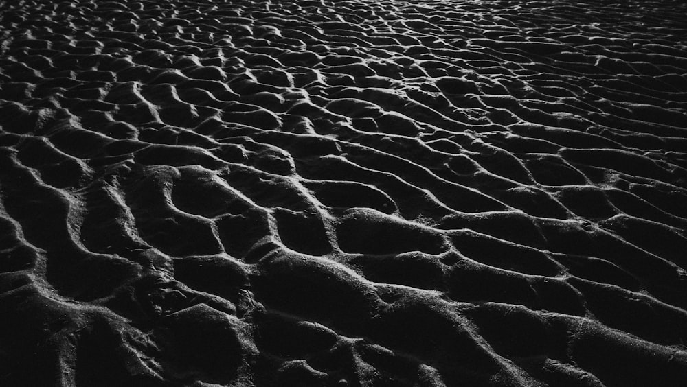 Ein Schwarz-Weiß-Foto eines Sandstrandes
