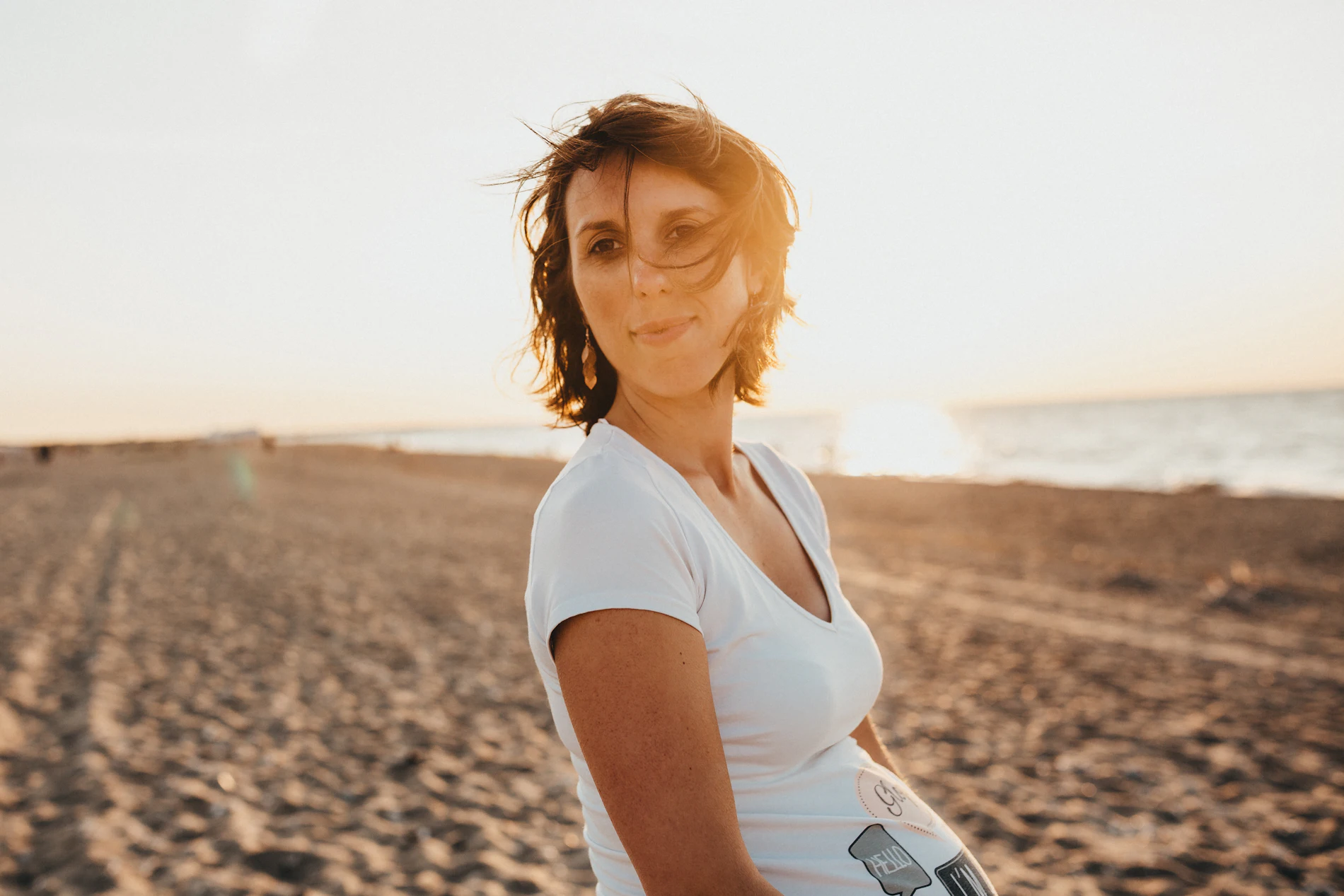Retrato de uma mulher na praia, com o vento no cabelo