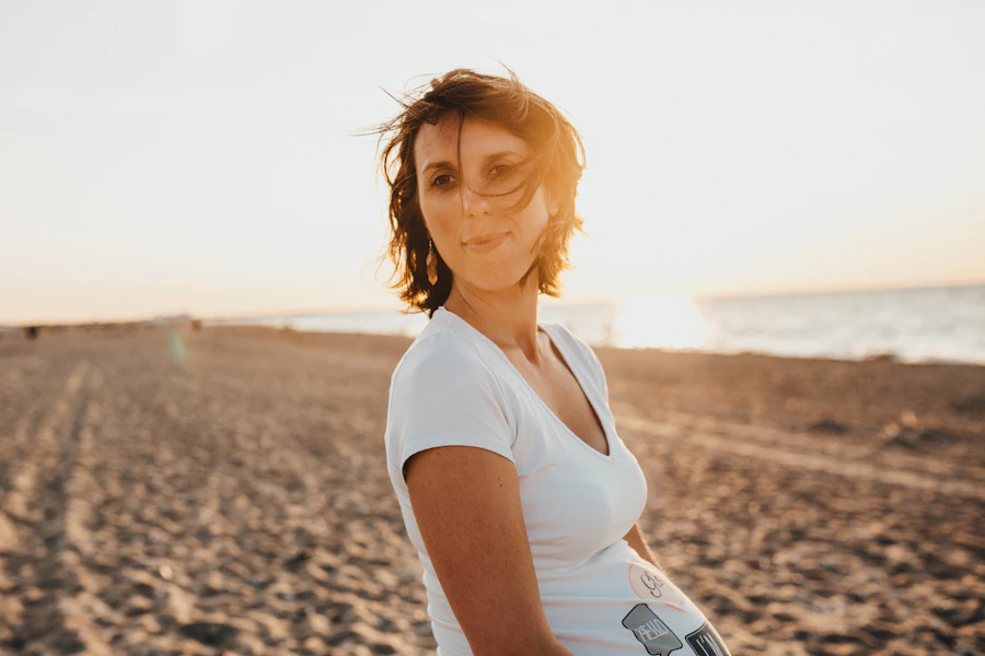 Retrato de uma mulher na praia ao fim da tarde