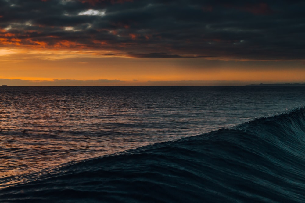 Fotografía de la hora dorada de las olas del mar