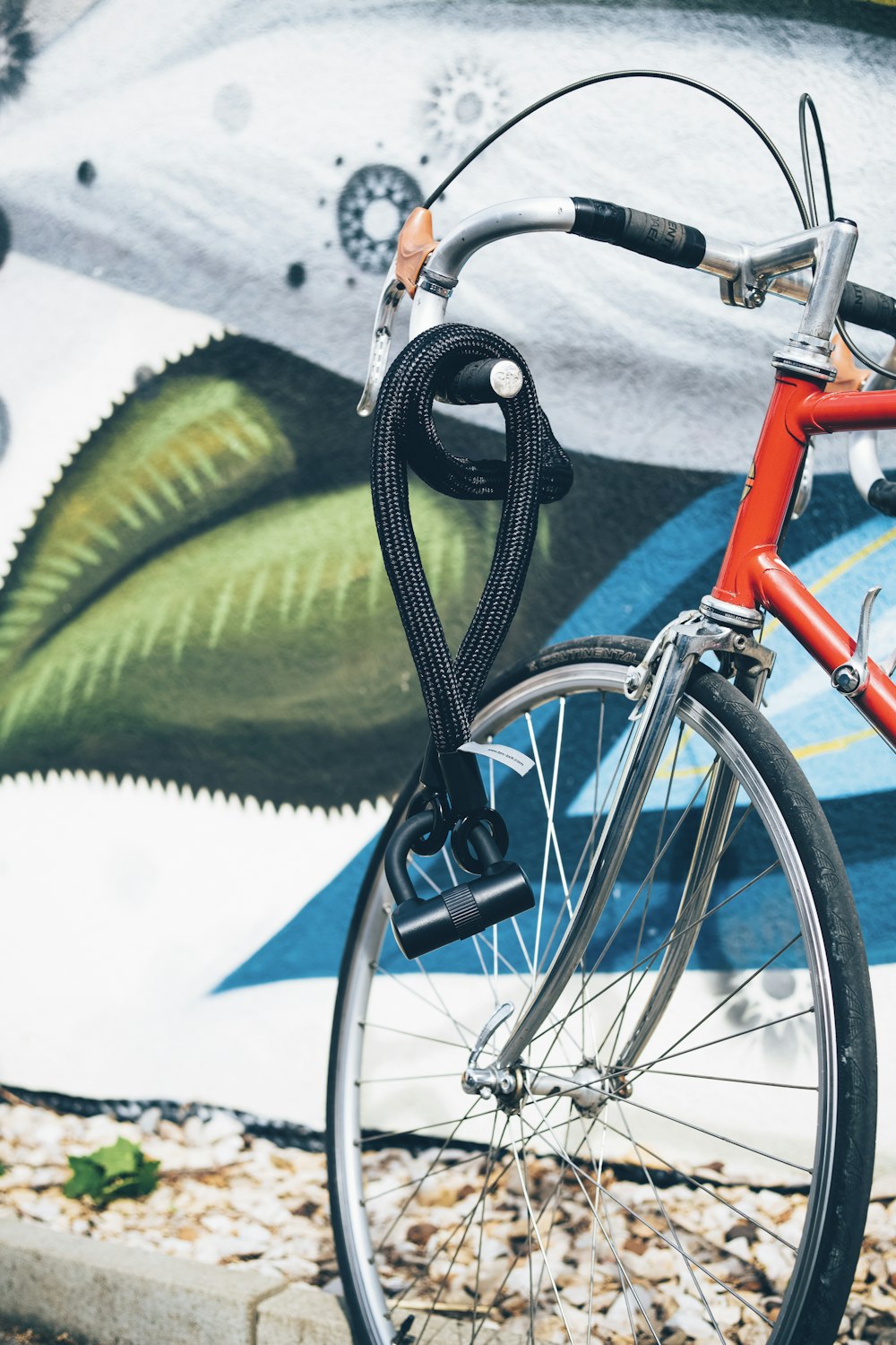 Trava de cabo preta no guidão da bicicleta