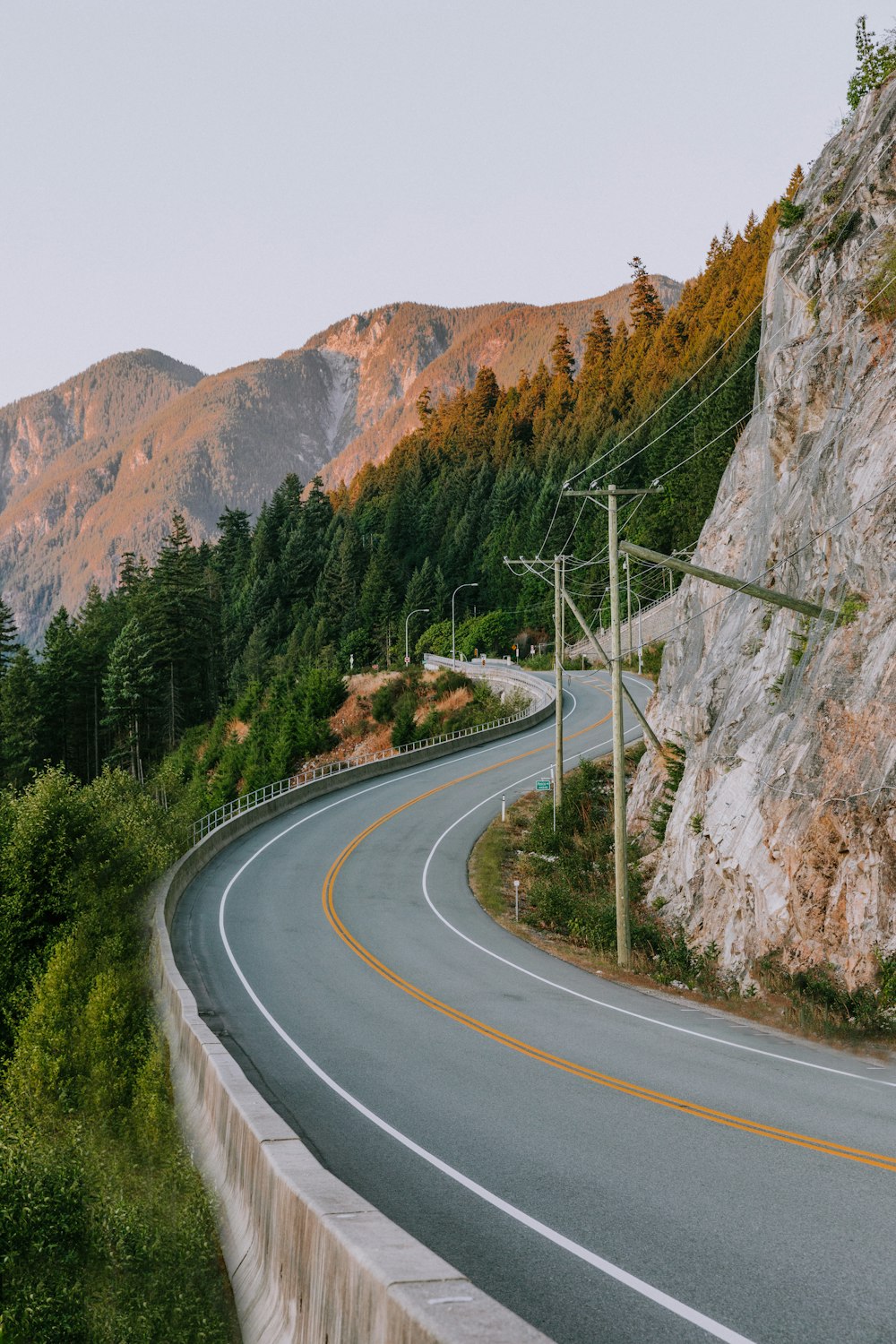 日中の灰色のカーブした山道