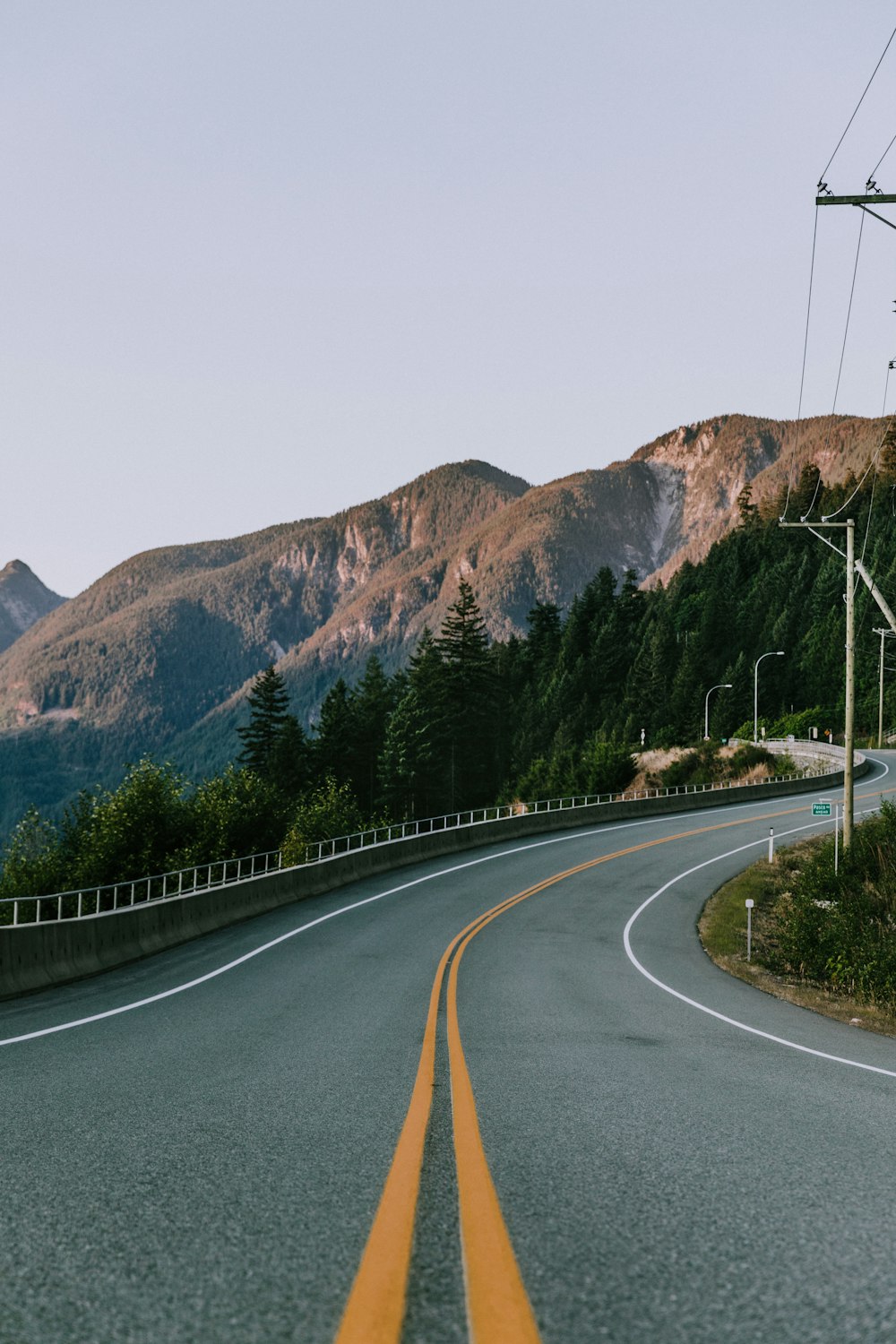 foto de estrada sinuosa perto da montanha