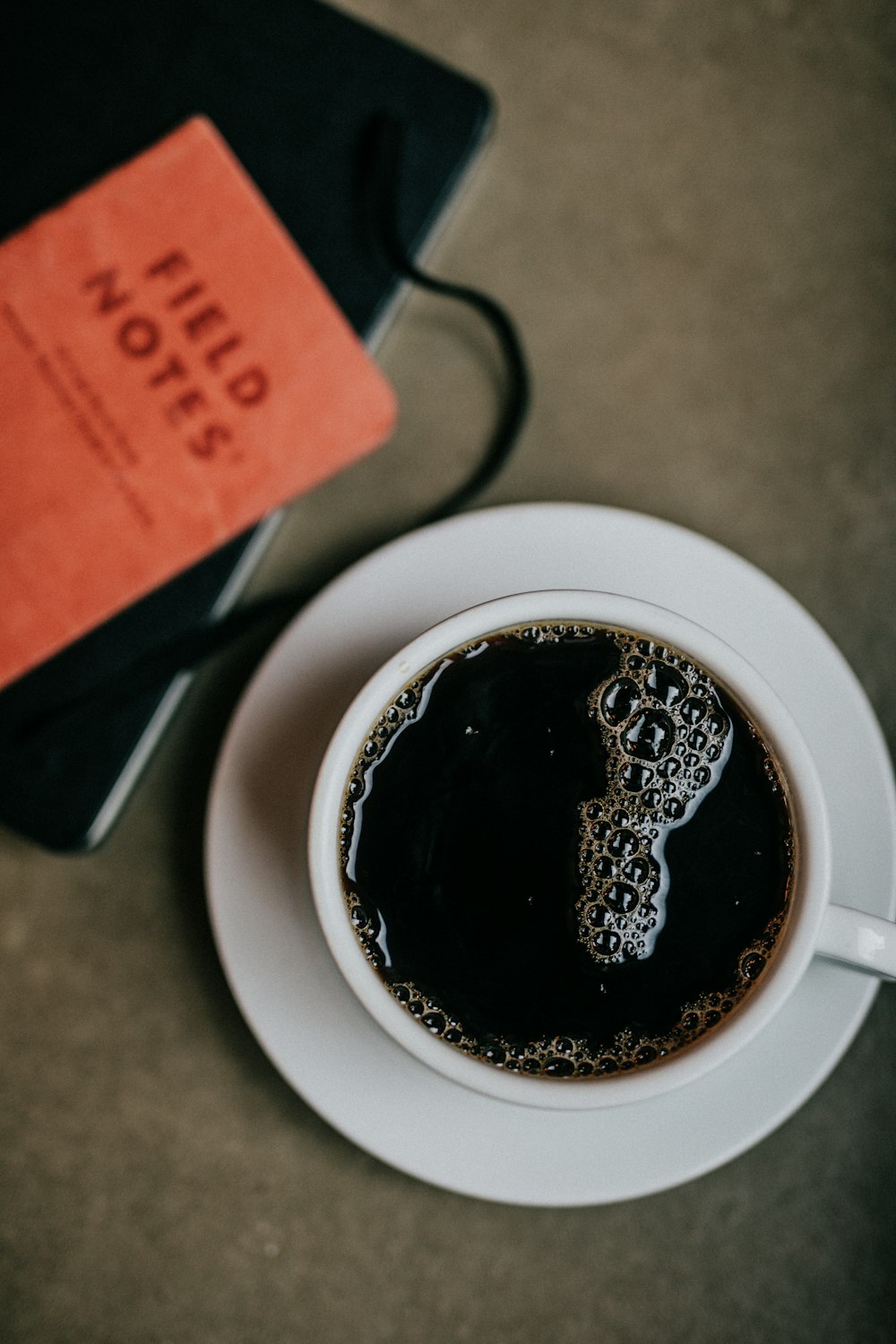 Flatlay-Fotografie einer gefüllten Teetasse