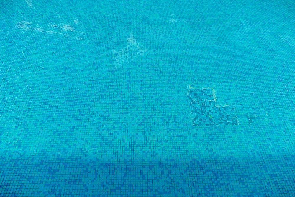 una piscina blu con piastrelle blu su di esso