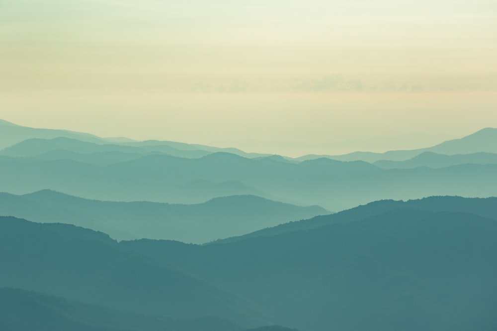 montagne sotto il cielo bianco