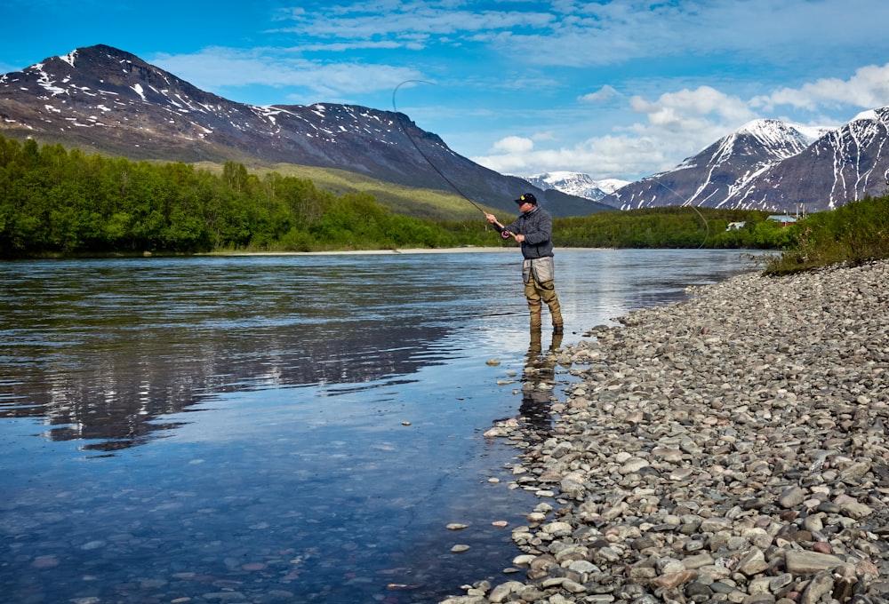 homme pêchant sur la rivière