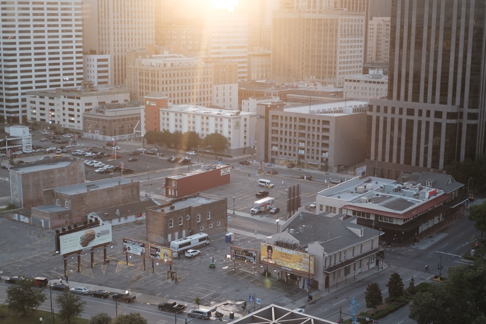 Fotografia aérea da cidade durante o pôr do sol