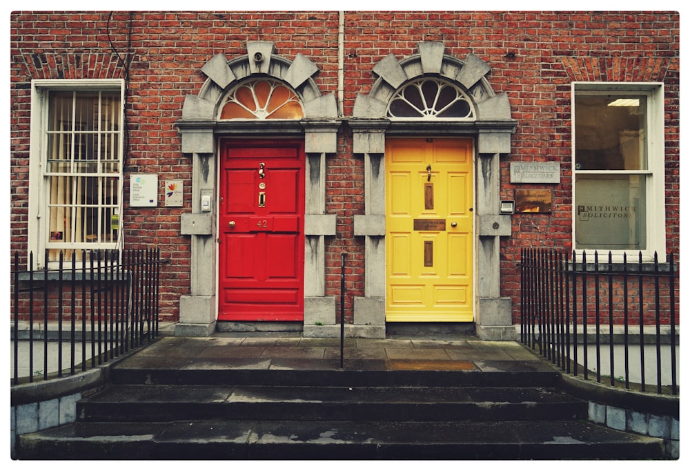 zwei gelbe und rote Holztüren