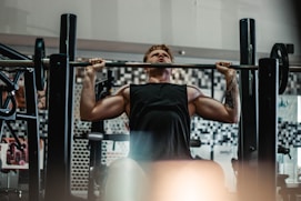 man lifting barbell