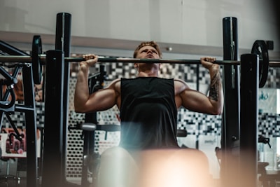 man lifting barbell