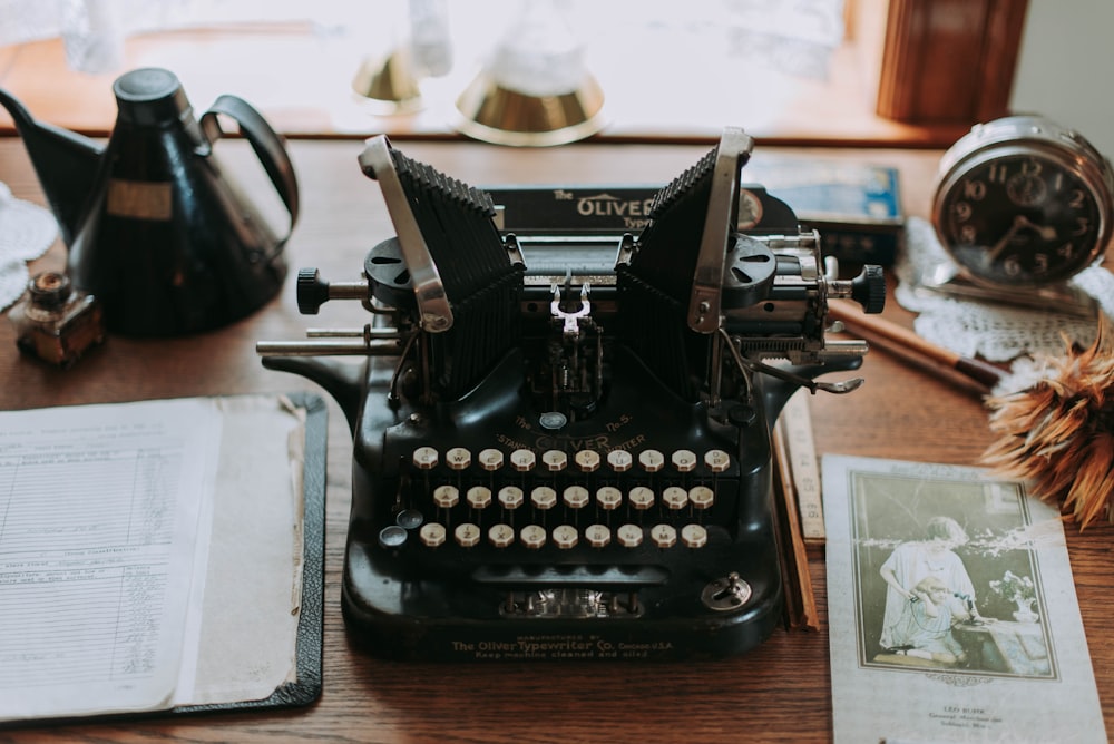 machine à écrire mécanique Oliver noir et argent sur surface en bois brun