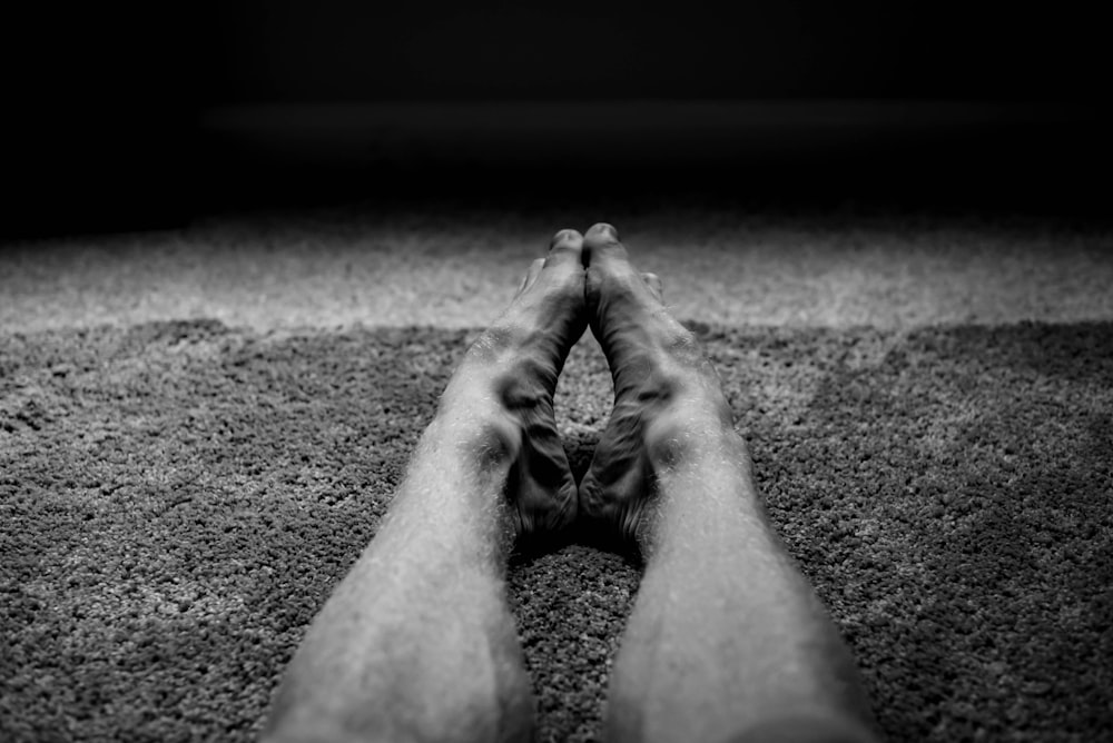 Photo en niveaux de gris de pieds humains