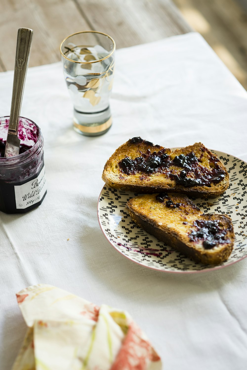 pain grillé dans une assiette blanche