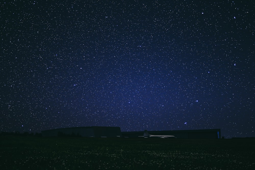 céu estrelado à noite