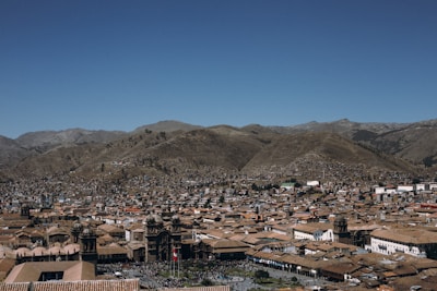 A panoramic view of the city of Sicuani with mountains in the background.