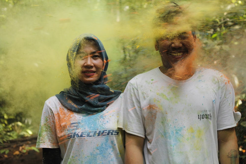 hombre y mujer sonriendo con pinturas faciales