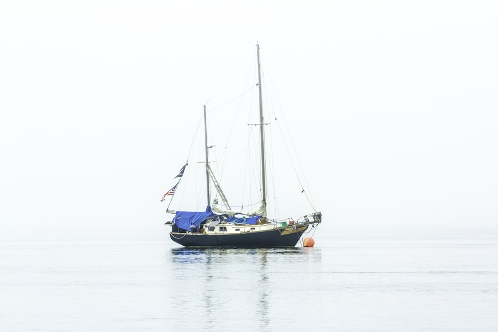 barco branco e azul no corpo da água