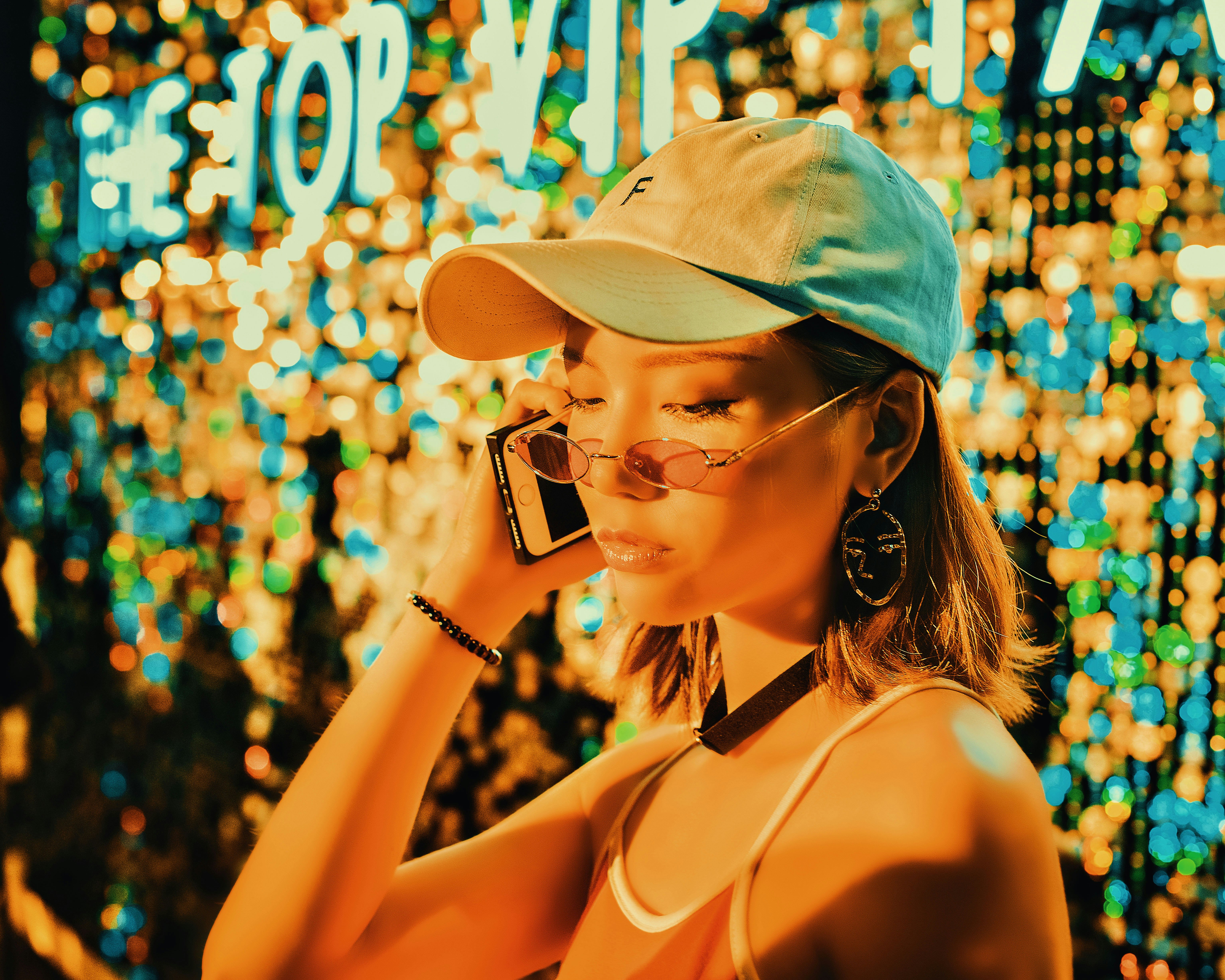 I took this picture in front of a background panel with colored sequins. The light on the scene is orange and the effect is very good. I felt so good that I immediately asked the model to pose and film it.