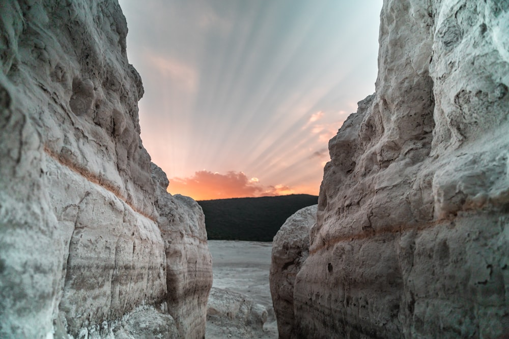 Formação rochosa cinzenta ao nascer do sol